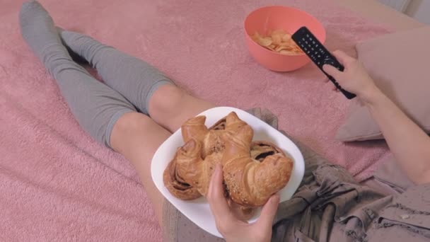 Mujer Con Comida Chatarra Cerca — Vídeos de Stock