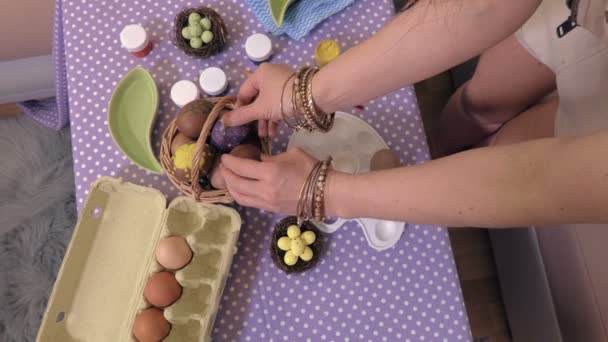Mujer Clasificando Huevos Pascua — Vídeo de stock