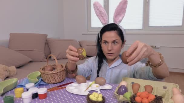 Mujer Jugando Con Huevos Pascua — Vídeos de Stock