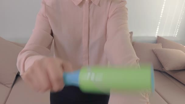 Жінка Чистить Блузку — стокове відео