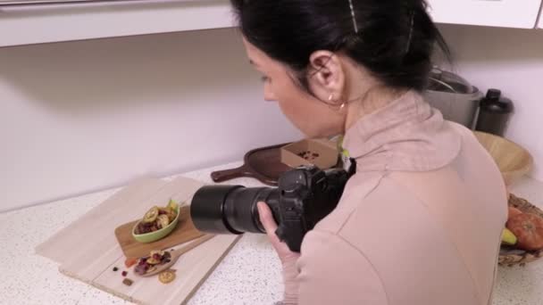 Жінка Фотограф Перед Фотографуванням Їжі — стокове відео