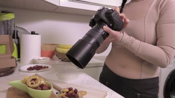 Mulher Fotógrafa Tirar Fotos Alimentos — Vídeo de Stock