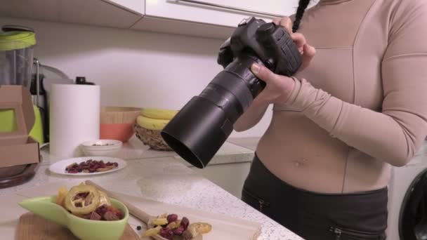 Žena fotograf fotit potravin
