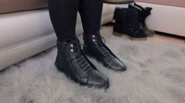 Bacaklar hareket ve yeni botlar kontrol kadın