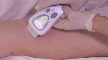 Hemşire el cilt koşulunu inceler