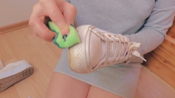 Kadın Temiz Spor Ayakkabı Içinde Oda — Stok video