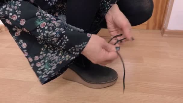 Γυναίκα Δαντέλες Έως Μπότες Σφήνα Στο Πάτωμα — Αρχείο Βίντεο