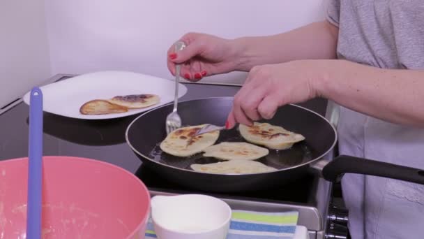 女人把烤好的煎饼放在盘子上 — 图库视频影像