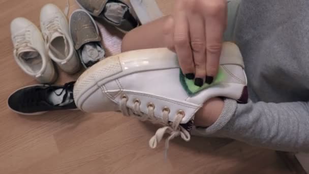 Vrouw Schoon Tussenzool Van Witte Sneakers — Stockvideo