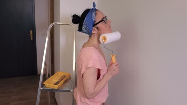 Femme Avec Brosse Rouleaux Peinture Pensant Près Mur — Video