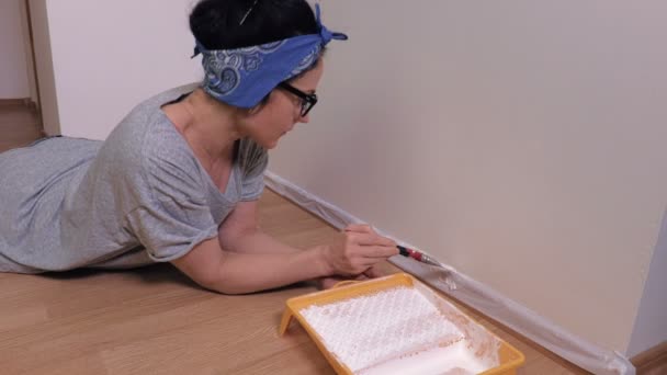 Mujer Tendiendo Pintando Pared — Vídeos de Stock