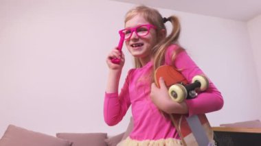 Sihirli değnek ve kaykay ile kız