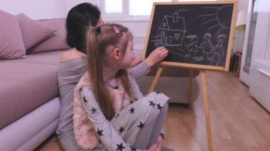 Anne ve kızı yazı tahtası üzerinde çizim