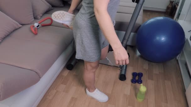 Vrouw Opwarmen Voordat Workout Stationaire Fiets — Stockvideo