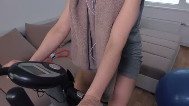 Femme Assise Sur Vélo Appartement — Video