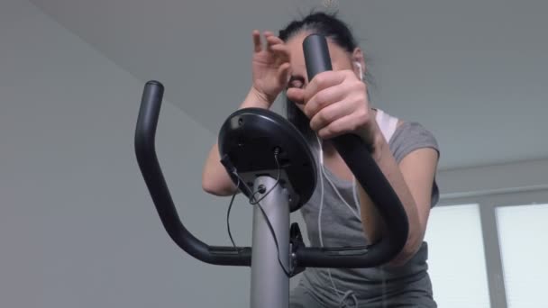 Mulher Usando Bicicleta Exercício — Vídeo de Stock