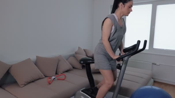 Женщина Делает Упражнения Стационарном Велосипеде — стоковое видео