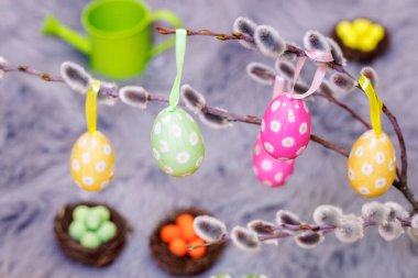 Kukum üzerinde dekoratif Paskalya yumurtaları