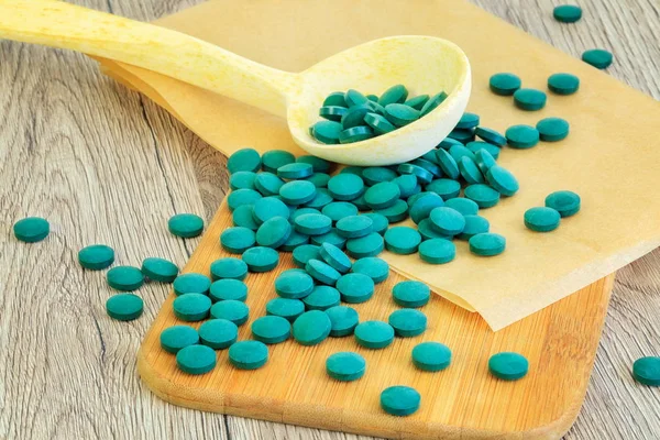 Spirulina Tabletki Drewnianym Stole — Zdjęcie stockowe