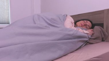 kadın yatakta uyuyor