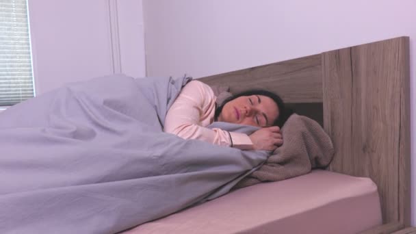 Frau Schlafanzug Bett — Stockvideo