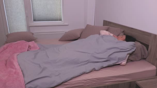 Mujer Pijama Despierta Con Dolor Espalda — Vídeos de Stock