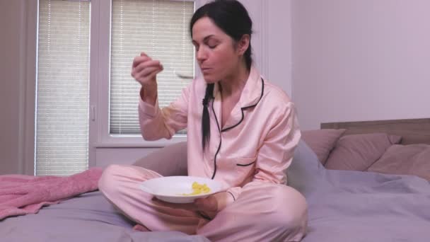 Kvinnan Äter Cornflakes Sängen Frukost — Stockvideo