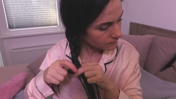 Frau Macht Morgens Zopf — Stockvideo