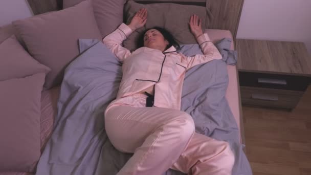 妇女睡觉和移动在床上 — 图库视频影像