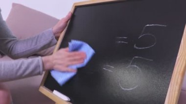 Kadın silme blackboard yakın çekim