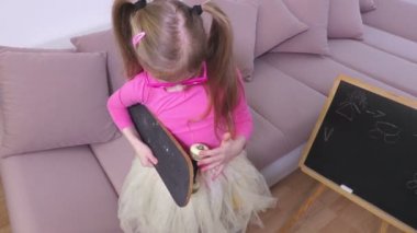 Komik kız kontrol kaykay