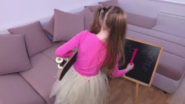 Komik kız sihirli değnek kullanarak