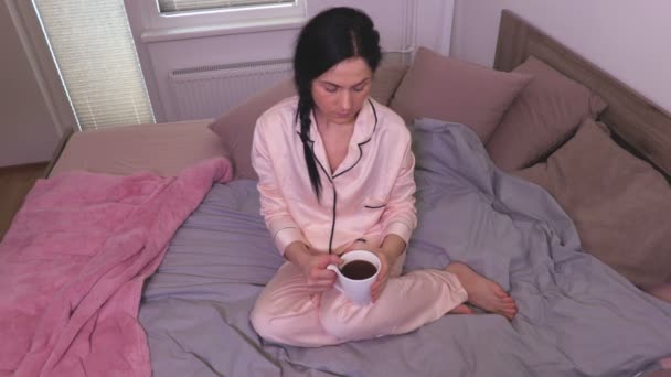 Kobieta Piżamie Kubkiem Kawy Łóżku — Wideo stockowe