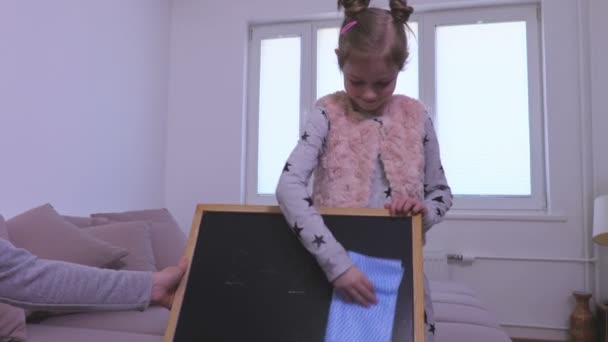 Kleine Meisje Wissen Blackboard — Stockvideo