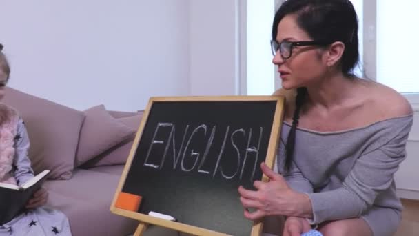Маленька Дівчинка Вчить Англійську — стокове відео