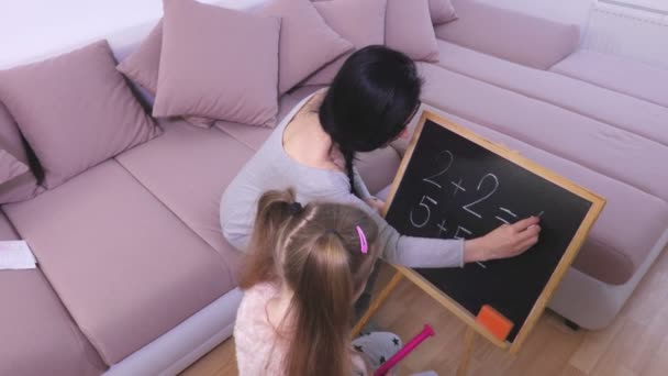 小さな女の子の教育ママ — ストック動画