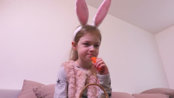 Μικρό Κορίτσι Αυτιά Λαγουδάκι Τρώει Καρότο — Αρχείο Βίντεο