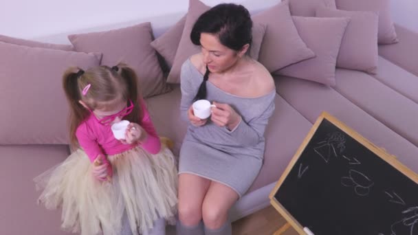 Mor Och Dotter Soffa — Stockvideo