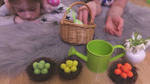Мать Дочь Сортируют Декоративные Пасхальные Яйца — стоковое видео