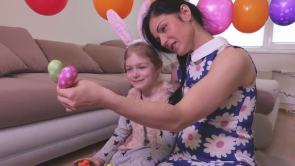 Madre Mostrando Para Hija Huevos Pascua Decorativos — Vídeos de Stock