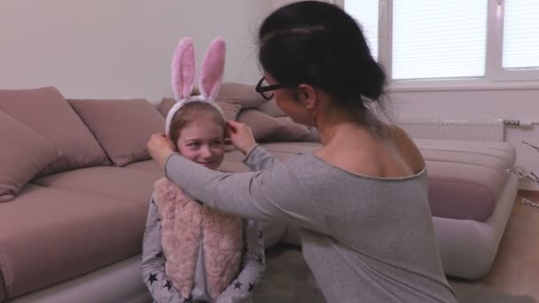 Madre Con Orejas Conejo Cerca Hija — Vídeos de Stock