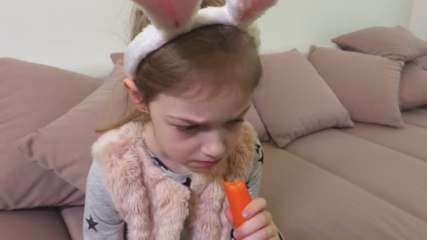 Niña Con Huevos Pascua Decorativos Comiendo Zanahoria — Vídeo de stock