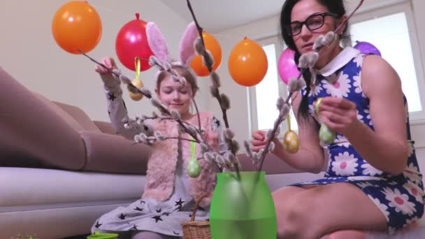 Мати Дочка Прикрашають Кицьку Вербою Великодніми Яйцями — стокове відео