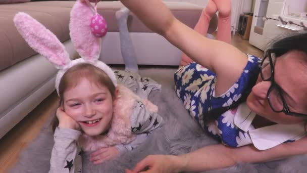 Mutter Und Tochter Spielen Mit Dekorativen Ostereiern — Stockvideo