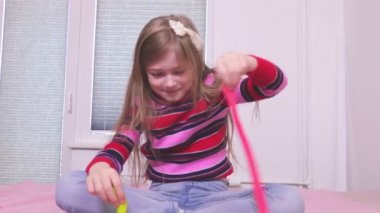 Küçük kız sümük beraber eğlenelim