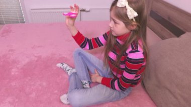 Topluca spinner boş ile küçük kız