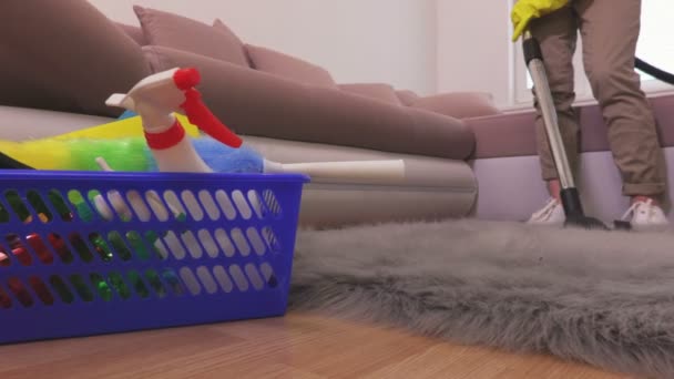 掃除機で女性きれいな偽ものの毛皮の敷物 — ストック動画