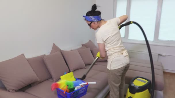 掃除機を使用してソファの上の女性 — ストック動画