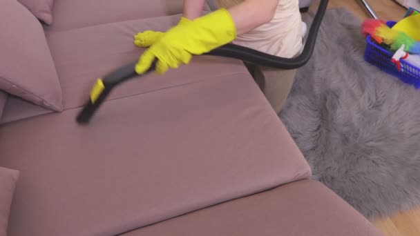 妇女与吸尘器清洁在沙发上不可用的地方 — 图库视频影像