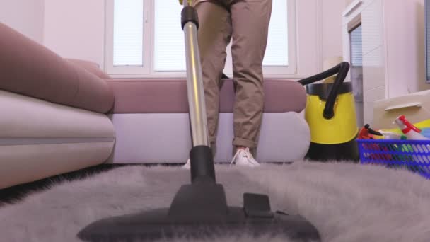 Femme Utilisant Aspirateur Sur Tapis — Video